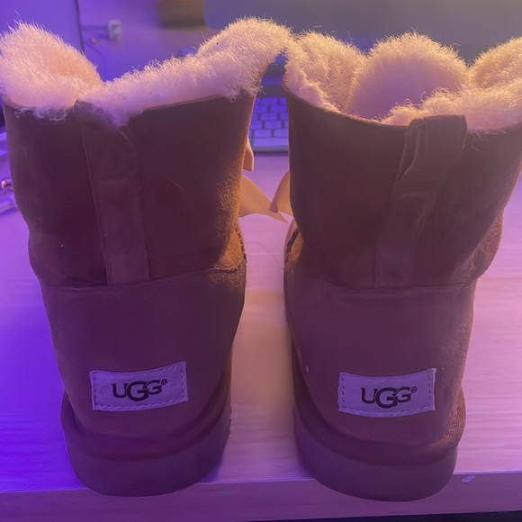 UGGS - Picture 2 of 5